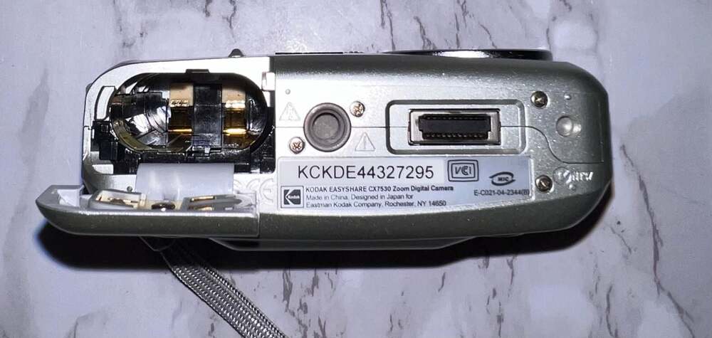Kodak EasyShare CX7530 5.0MP Digital Camera - Silver - Picture 11 of 12
